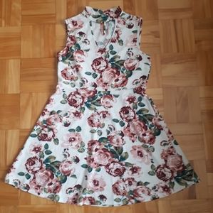 Floral pattern dress with keyhole neckline